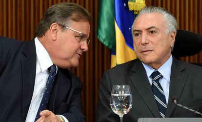 El presidente brasile&ntilde;o Michel Temer (dcha.) y el ministro de las Relaciones con el Congreso Geddel Vieira Lima (izq.), el pasado junio en Brasilia. 