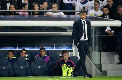 Luis Enrique, técnico del Barcelona, junto a su banquillo.