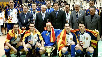 La selecci&oacute;n catalana de hockey patines celebra el Mundial B conseguido en Macao en 2004.