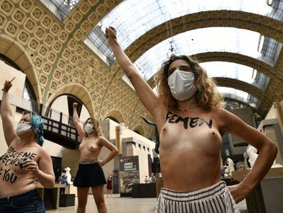 Una veintena de miembros de FEMEN protestan el domingo 13 de septiembre dentro del Museo de Orsay contra el veto a una mujer por su escote