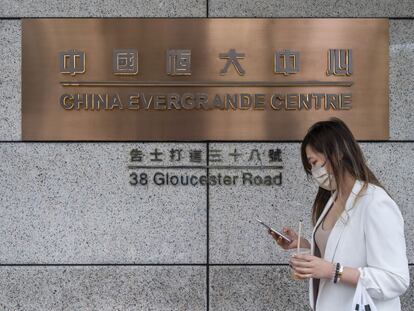 Una persona consulta su móvil en la sede de la compañía Evergrande en Hong Kong, este octubre.