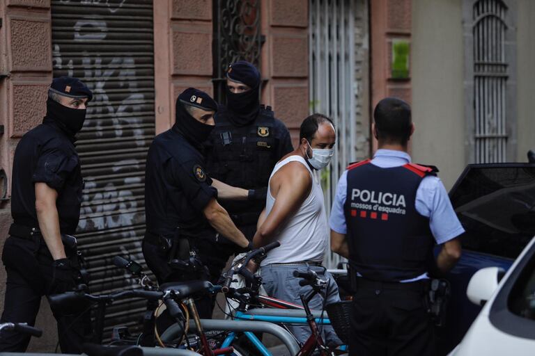 Uno de los detenidos en la operación policial.