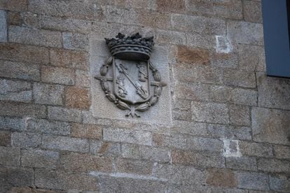 Uno de los escudos a los que renuncia la familia Franco por estar embutido en la fachada del inmueble principal.