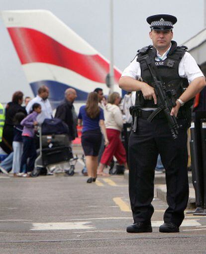 Un policía vigila el aeropuerto de Heatrow.