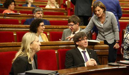 Neus Munté, portavoz del Gobierno; el presidente Puigdemont y Carme Forcadell, este miércoles, en el hemiciclo.