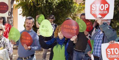Miembros de la Plataforma Stop Desahucios, en un escrache en Teruel.