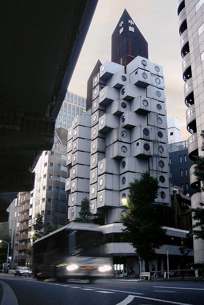 La torre Nakagin (1970-1972), en Tokio, tiene una columna central a la que "se enchufan" cápsulas residenciales para acceder a suministros y servicios.