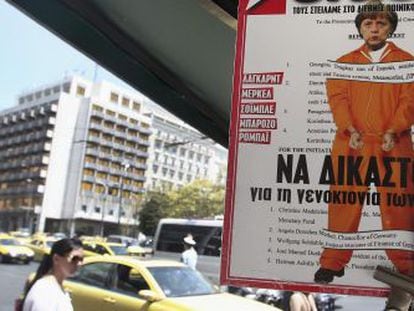 Un kiosco en Atenas, mostrando un ejemplar de la revista 'Crash' que tiene en portada a Merkel vestida de presidiaria, bajo el titular "A juicio por el genocidio de los griegos".
