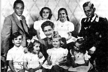 Joseph Goebbels, a la izquierda, con su esposa, Magda, y los hijos de ambos.