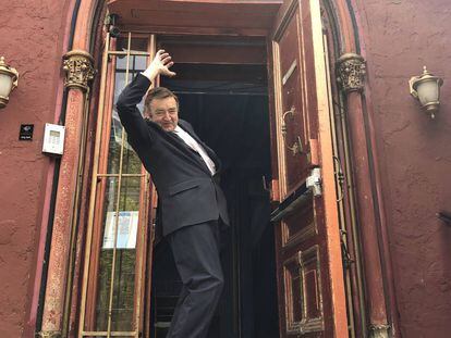 El español Ángel Orensanz, en la puerta de su sinagoga cultural del Lower East Side de Manhattan.