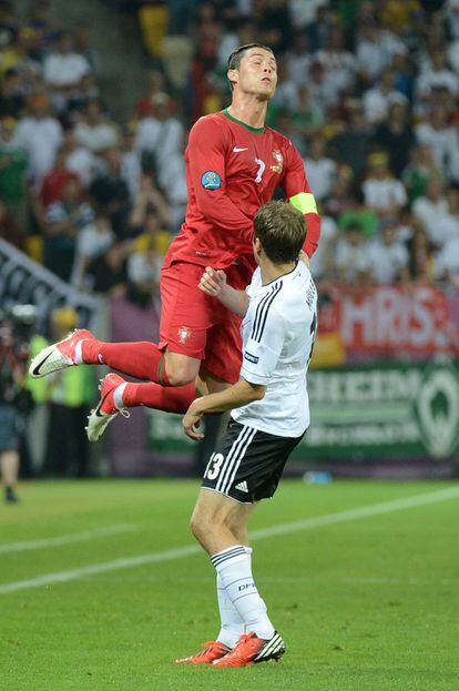 Cristiano Ronaldo trata de rematar apoyándose en Müller.