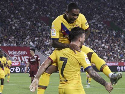 Malcom festeja con Carles Pérez uno de sus goles.