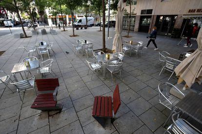 Terraza sin clientes de un bar de Barcelona.