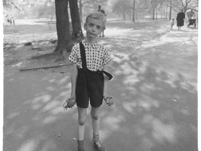 Niño con una granada de mano de juguete en Central Park (1962)