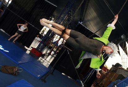 Alumno de la Escuela de Circo Carampa haciendo un ejercicio de verticales.