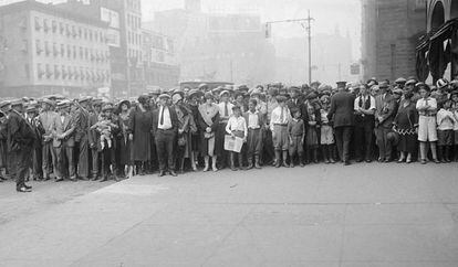 Parte de los cientos de personas que se presentaron al funeral de su ídolo, el actor Rodolfo Valentino, el 24 de agosto de 1926 en Nueva York.