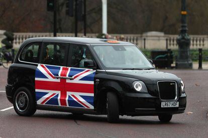 El nuevo taxi eléctrico TX eCity circula cerca del Palacio de Buckingham en Londres el pasado martes.