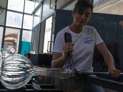 La sopladora de vidrio Olga García remata una pieza en la Real Fábrica de la Granja.