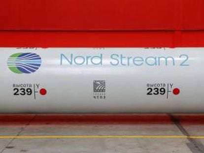 Logo de Nord Stream 2 en una tubería situada en una planta de ChelPipe en Chelyabinsk (Rusia).
