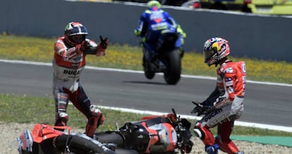 Lorenzo demana explicacions a Dovizioso, que es lamenta.