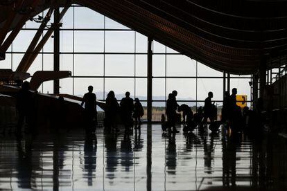 Varias personas atraviesan la terminal 4 del aeropuerto de Barajas