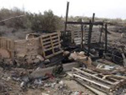 El presunto agresor huyó tras provocar un incendio en la casa donde vivían en Almería. Sufre quemaduras graves en el 80% de su cuerpo