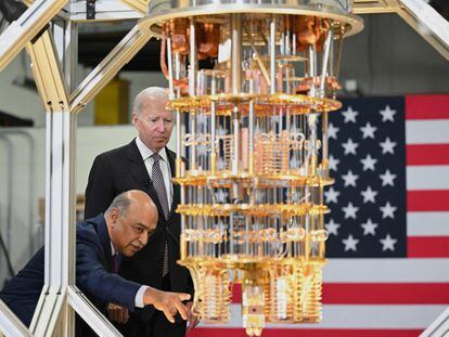 El presidente de EE UU, Joe Biden, observa un ordenador cuántico en una visita a la sede de IBM, el 6 de octubre de 2022.