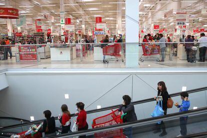 Tras el anuncio del cierre de los centros educativos en la región madrileña, los compradores han salido a abastecerse de alimentos.
