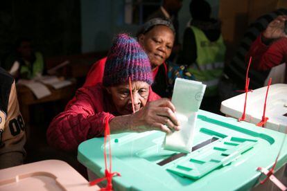 El temor está en el ambiente acrecentado por las declaraciones del líder opositor Odinga, quien hace unos días subrayaba que la única manera que tiene de ganar el partido en el poder es amañando los resultados. En la imagen, una mujer de 102 años vota, en Gatundu (Kenia).