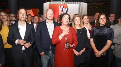 Militants de Rutte segueixen els resultats electorals.
