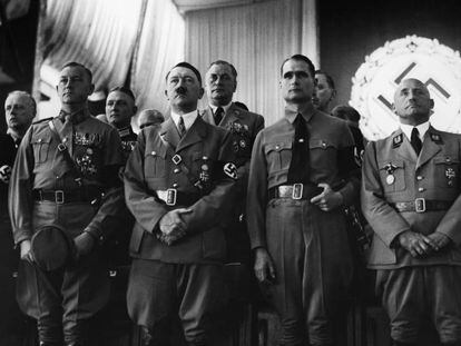 Hitler con su plana mayor en 1937.