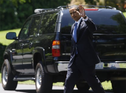 Obama pasa por delante de un Chevrolet de la flota presidencial, ayer en la Casa Blanca.