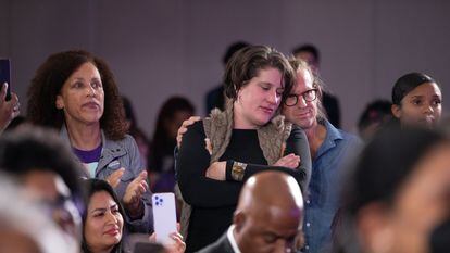 Simpatizantes demócratas reaccionaban al discurso con el que la candidata a gobernadora en Georgia, Stacey Abrams, admitió su derrota electoral el martes.