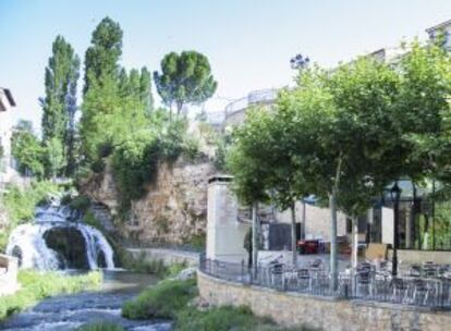 Cascada del río Cifuentes, junto a la terraza del Mesón de Trillo (Guadalajara).