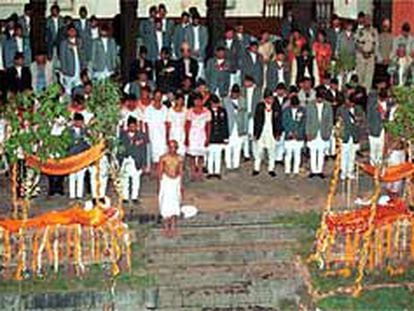 Los cuerpos del príncipe Niranjan, a la izquierda, y de la reina Aishwarya, preparados para la ceremonia de cremación en el río Bagmati, el sábado en Katmandú.