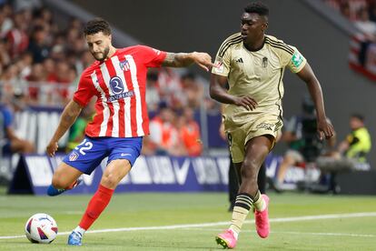 Samu Omorodion trata de obstaculizar a Mario Hermoso durante el Atlético-Granada disputado el pasado lunes en el estadio Civitas Metropolitano.