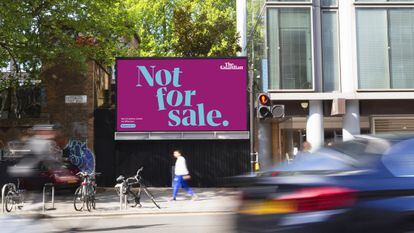 Valla publicitaria en Londres con la nueva campaña del diario The Guardian: Not for Sale (No en Venta)