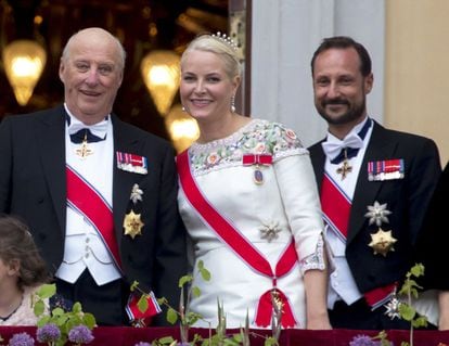 El rey Harald, con la princesa Mette-Marit y el príncipe heredero Haakon.