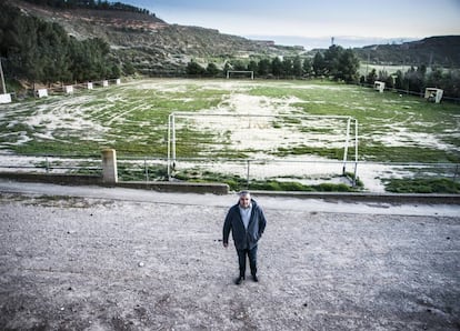 Gregorio Pifarre, en el campo de fútbol abandonado de Alfés.