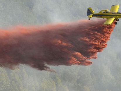 Un avión descarga retardantes.