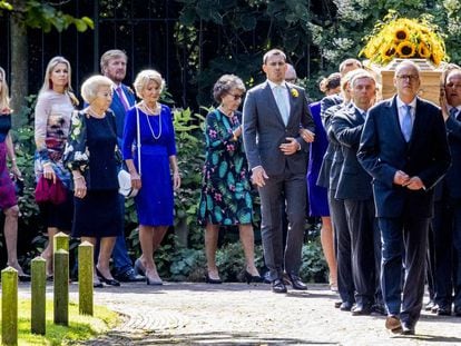 La familia real holandesa asiste al funeral de la princesa Cristina, este jueves, en La Haya, Países Bajos.
