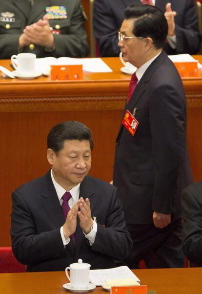 El presidente chino Hu Jintao (arriba) pasa junto al vicepresidente chino Xi Jinping (abajo) durante la ceremonia de apertura del congreso. En el cónclave, se prevé que ascienda al poder la generación de líderes que dirigirá el país la próxima década. El actual vicepresidente Xi Jinping será nombrado secretario general del PCCh, en sustitución de Hu, y en marzo del año que viene ocupará la presidencia del país.