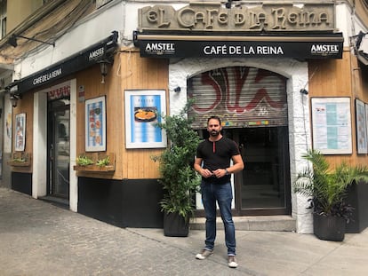 Osiri Hernández, dueño del Café de la Reina, en Madrid. / L. F.
