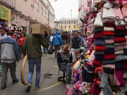 Comerciantes y compradores, en el Mercado Central de Lima.