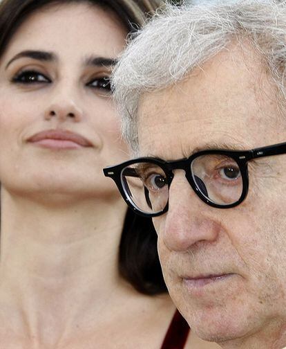 El director de cine Woody Allen y la española Penélope Cruz presentan " Vicky Cristina Barcelona" en el 61º festival de cine de Cannes en 2008.