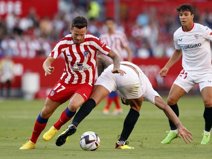 Jugadores del Sevilla y el Atlético de Madrid disputan un balón en el partido de LaLiga celebrado el 1 de octubre en el estadio Sánchez-Pizjuán.