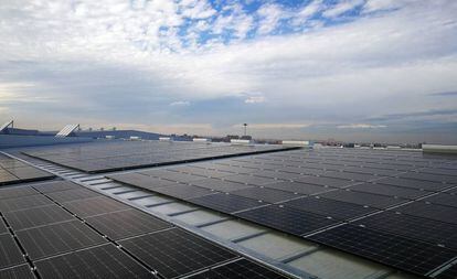 Placas solares en unas instalaciones industriales en Madrid.