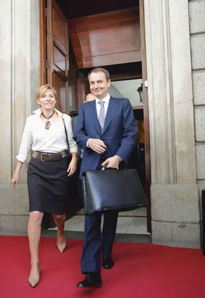 Con su mujer, Sonsoles Espinosa, en el Congreso de los Diputados el pasado 31 de mayo, tras el debate sobre el estado de la nación.