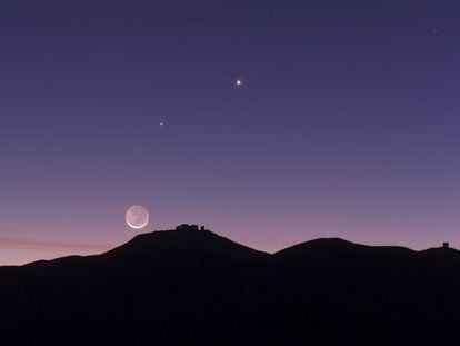 La Luna en el cielo del observatorio de Cerro Paranal, en Chile, donde está instalado el conjunto de telescopios europeos VLT.