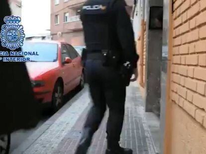 Imagen de la operación de la Policía Nacional contra una red que operaba en el mercado negro de tarjetas bancarias. En vídeo, así actuaban los delincuentes.